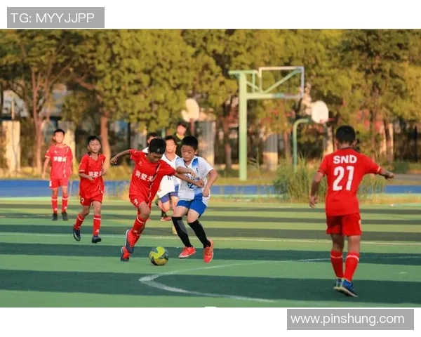 星期四足球比赛战报：精彩对决引爆激情，胜者笑逐颜开！