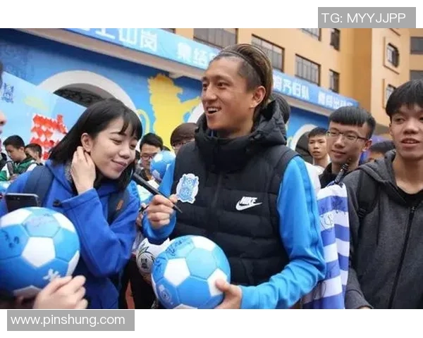 足球球星身着便装与球迷亲切合影展现日常休闲时光